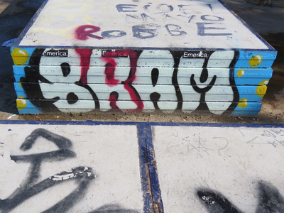 833763 Afbeelding van graffiti met de tekst 'BRAM' op een obstakel in het skatepark De Yard 2.0 op het terrein van het ...